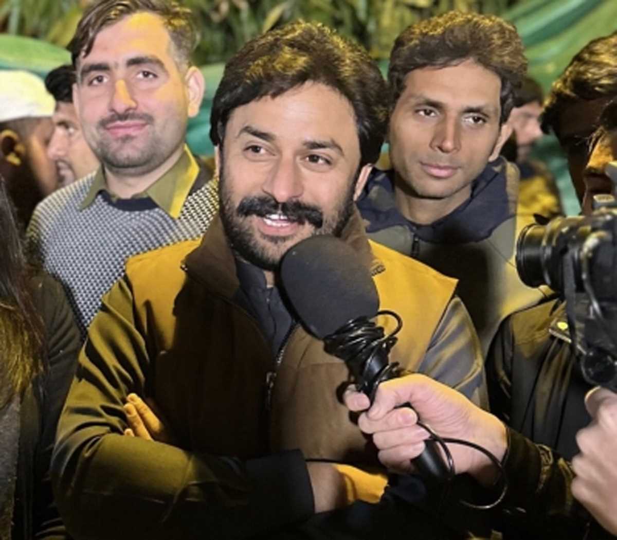 पाक राजनेता पर लाहौर में पुलिस के खिलाफ कलाशनिकॉव का इस्तेमाल करने का मामला दर्ज